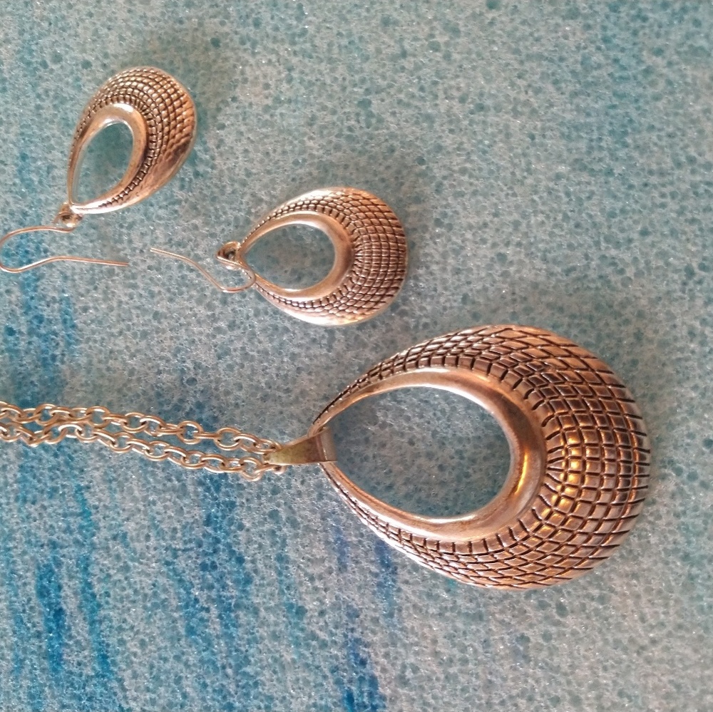 Necklace and earrings set
